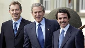 Blair, Bush y Aznar, en el aeropuerto de la isla de Terceira, en las Azores, antes de la cumbre donde se decidió la invasión de Irak, el 16 de marzo del 2003.