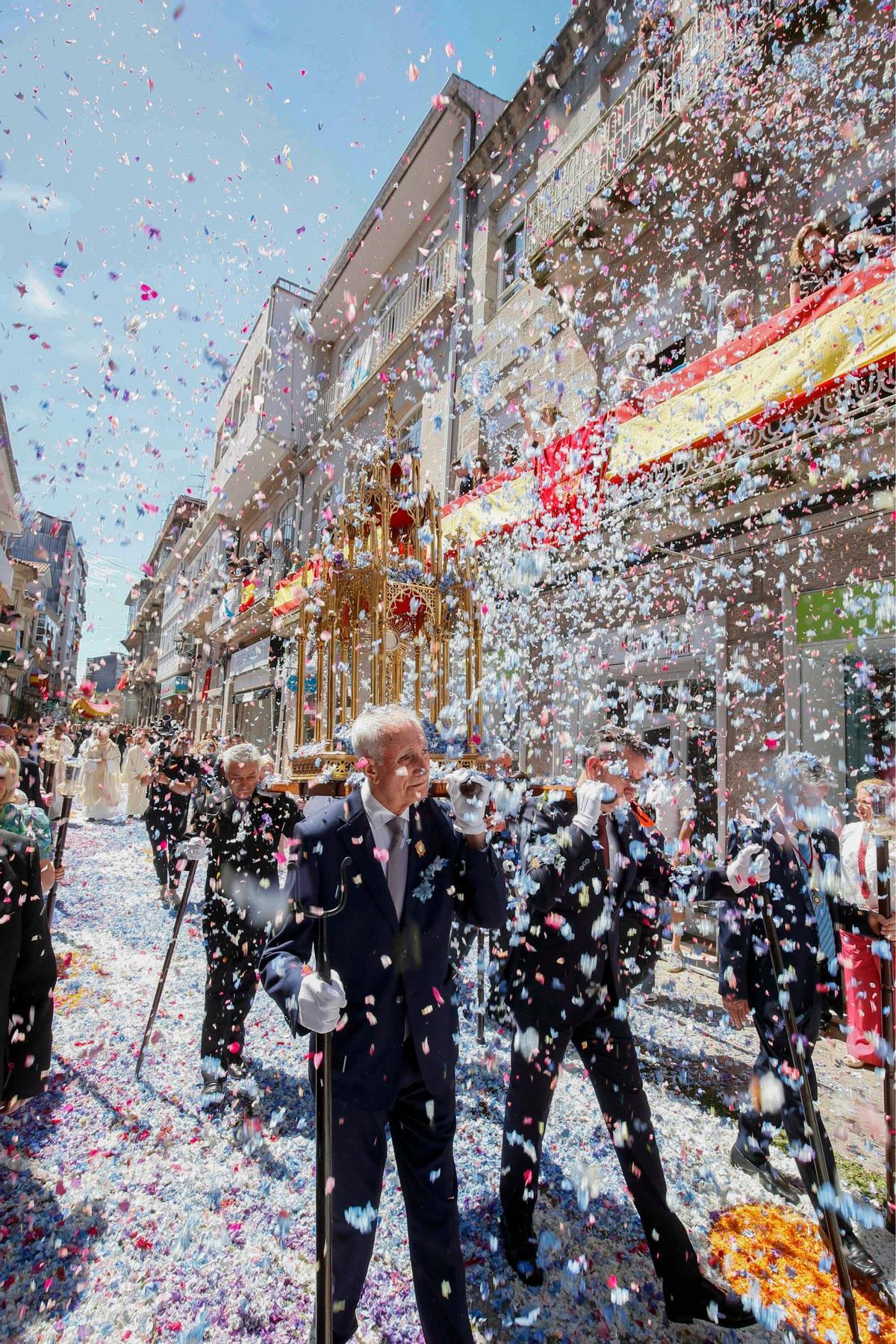 Ponteareas celebra la procesión del Corpus Christi con 35 alfombras florales Ponteareas celebra la procesión del Corpus Christi con 35 alfombras florales
