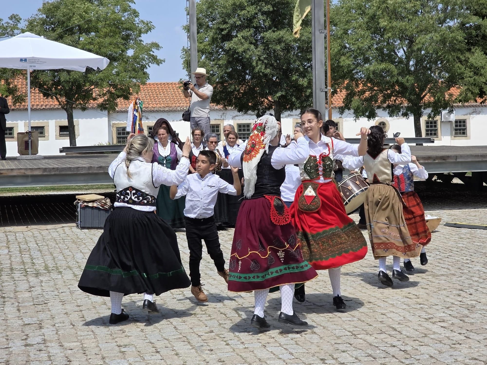 GALERÍA | Pendones de Portugal y el Reino de León, en Miranda do Douro