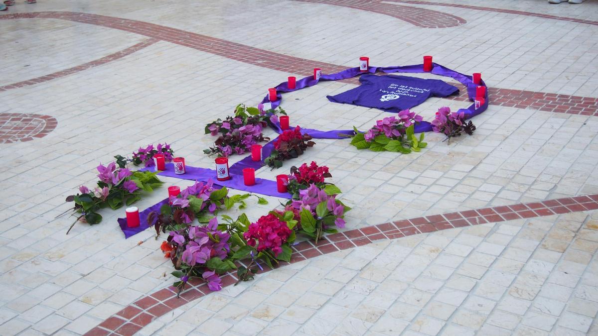 Emotiva concentración en la Plaza de Baix contra la violencia de género en recuerdo a Begoña Andreu