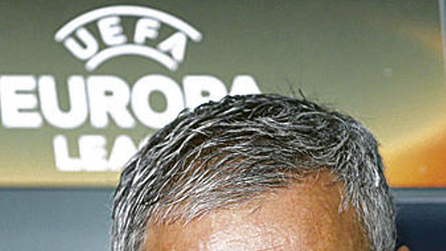 Mourinho, ayer en el banquillo.