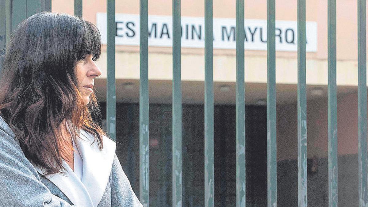 La profesora Mariluz Esún frente a su instituto.