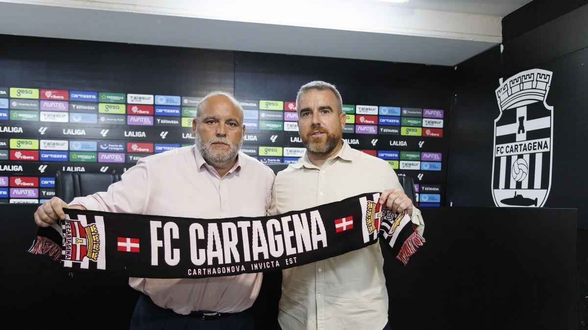 Sánchez Breis en la presentación de Javi Rey, técnico elegido para dirigir al FC Cartagena el pasado verano.