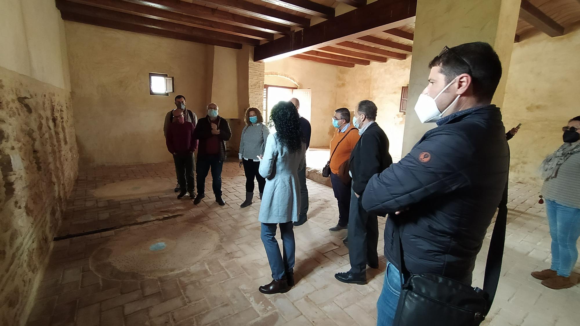 Visita de las autoridades al molino para conocer el proyecto para convertirlo en polo de atracción turística