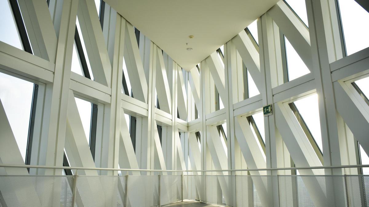 Interior del edificio, donde se aprecian los módulos de cristal que componen la fachada exterior.