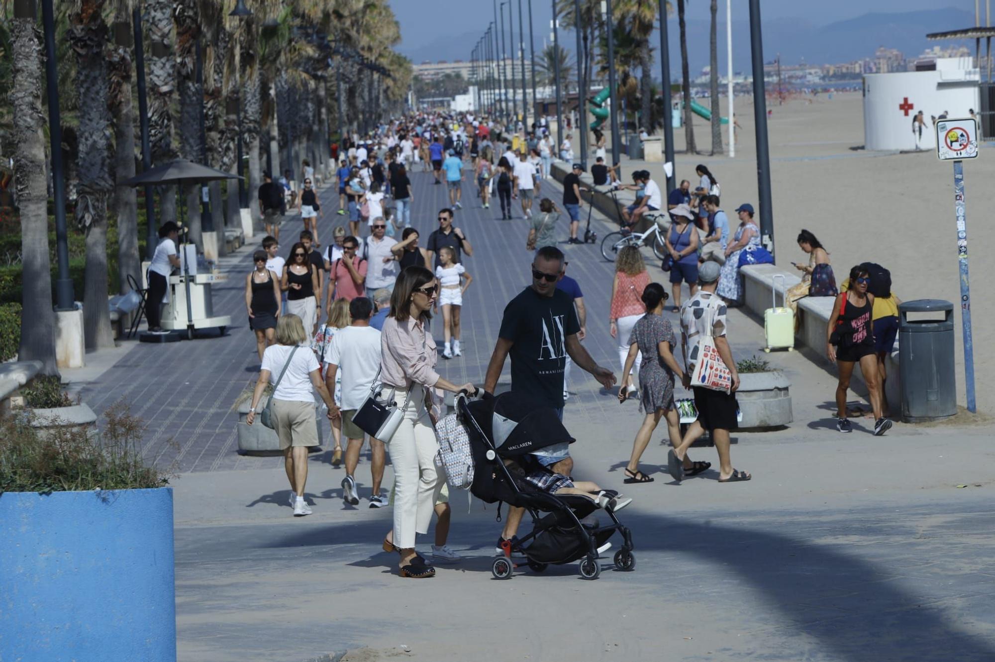 Llenazo en las playas de València este domingo, 15 de octubre