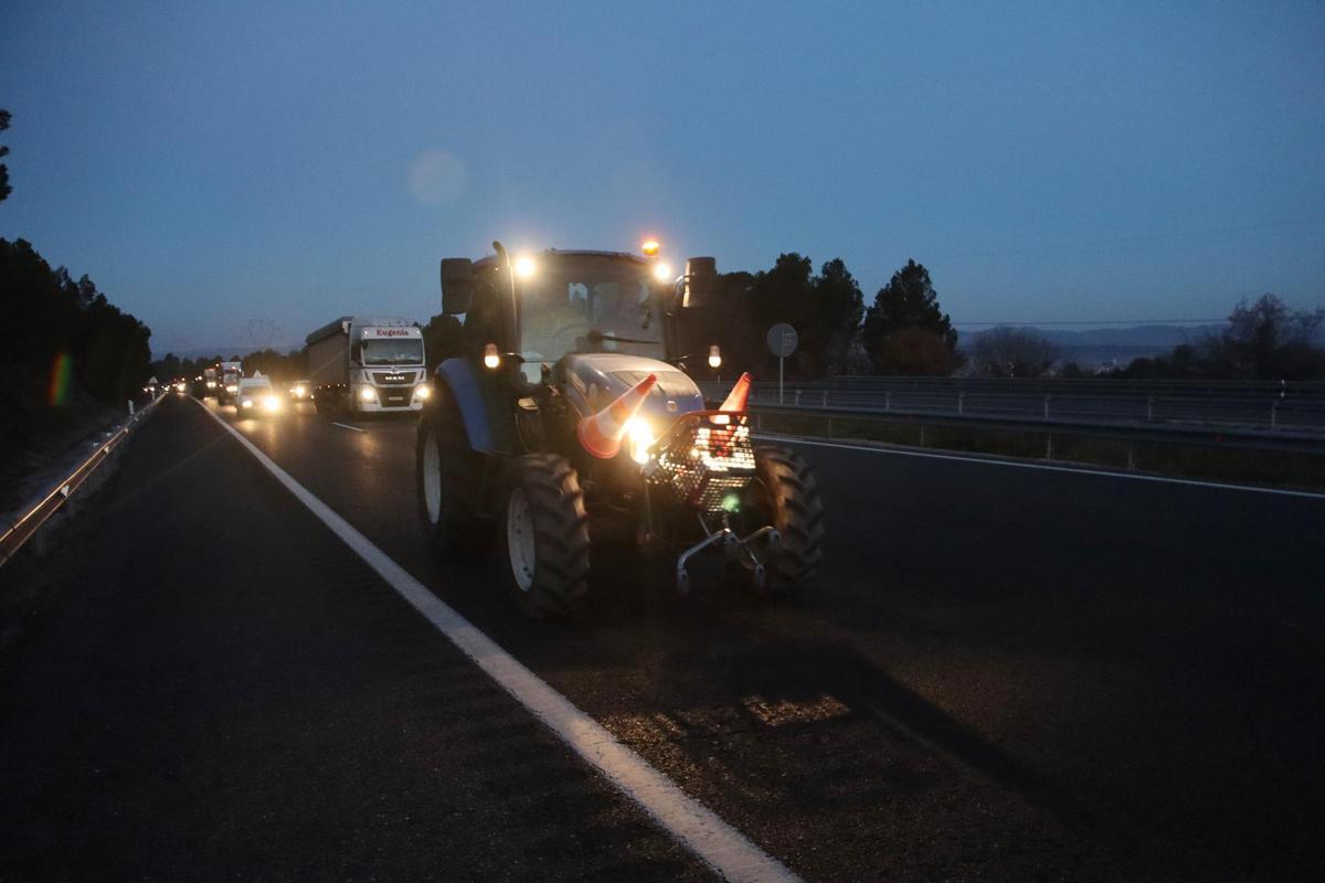 Tractores del Camp de Tarragona salen hacia Barcelona en una marcha lenta por la AP-2