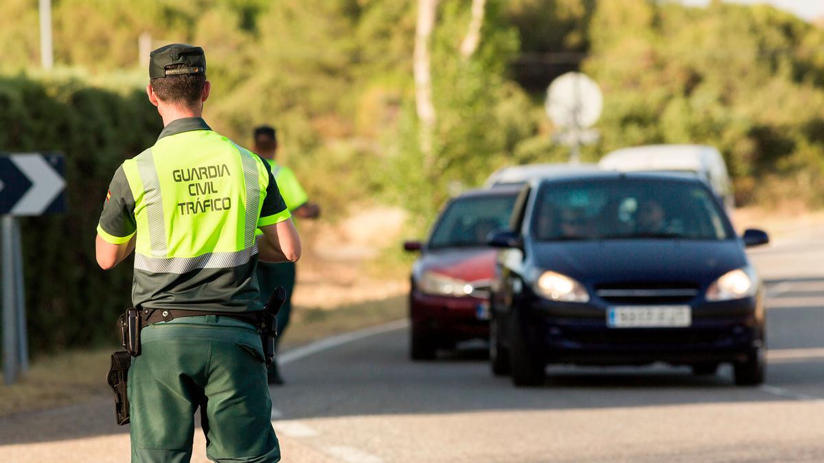 La Guardia Civil avisa a los conductores asturianos: lo que deben comprar y llevar en la guantera antes del 1 de enero si no quieren recibir una multa de 200 euros