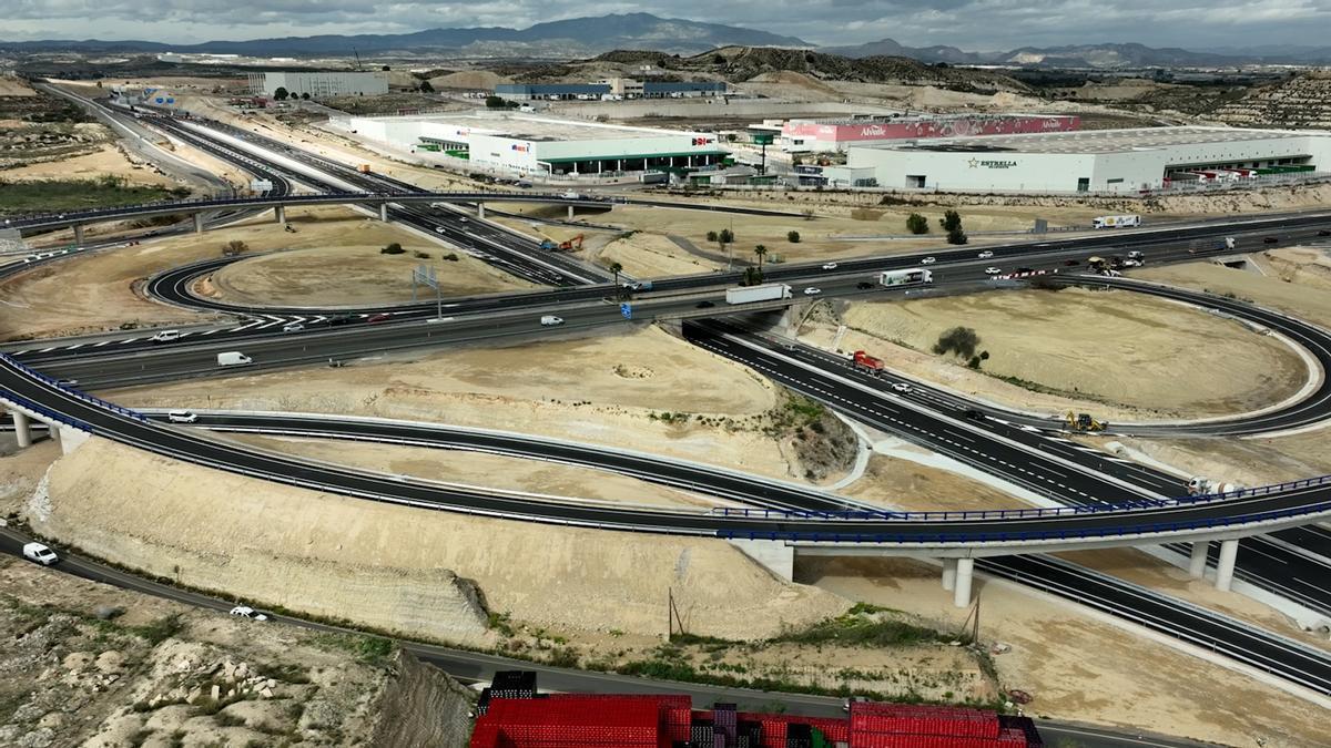 Coches y camiones circulando por el último tramo del Arco Noroeste tras su apertura al tráfico