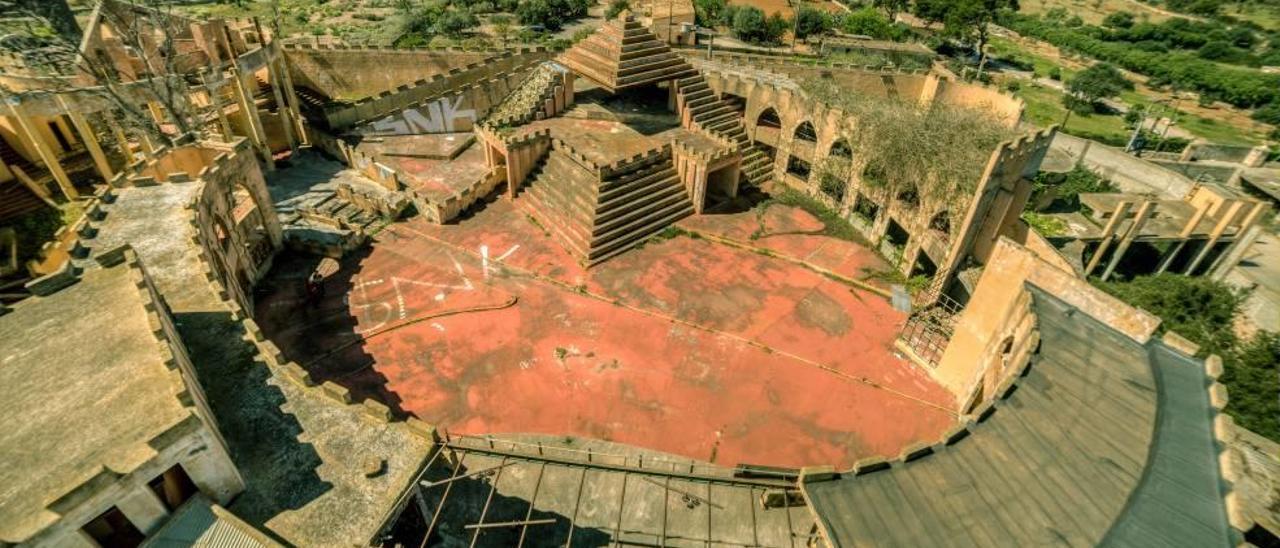 Actual imagen, tras quince años de abandono, de lo que fue una de las mayores discotecas de Europa a finales de los años ochenta.