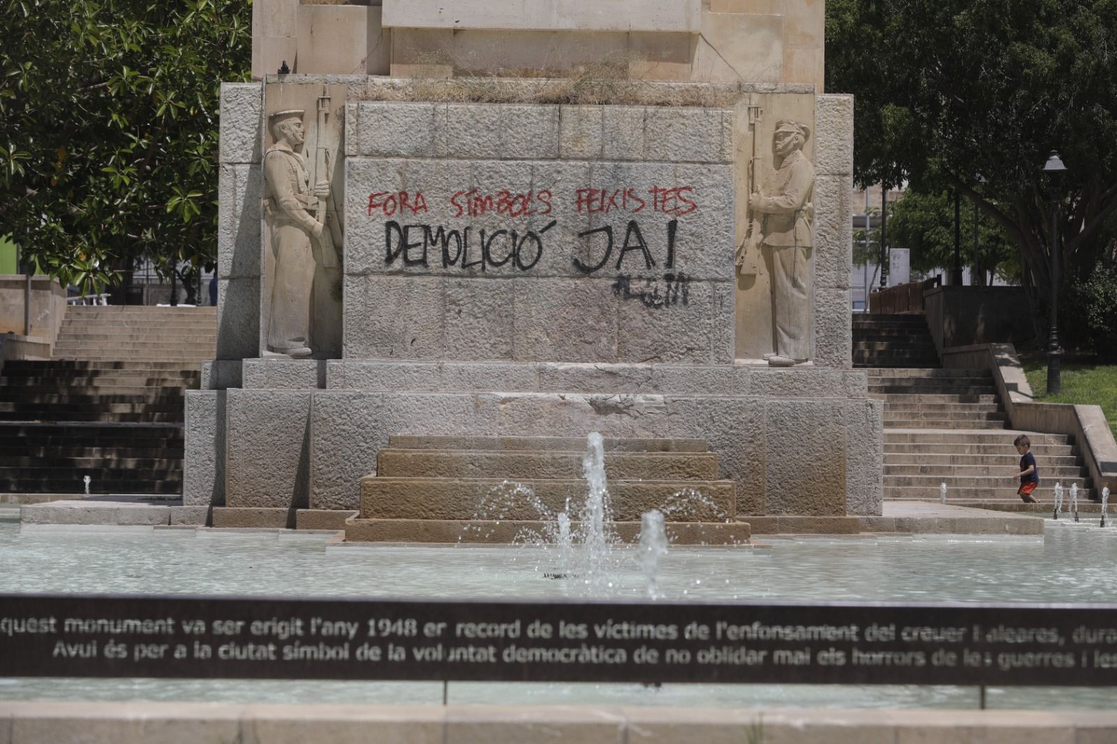 Aparecen pintadas vandálicas contra el monumento de Sa Feixina