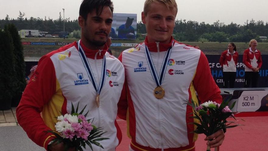 Rodrigo Germade y Marcus Cooper Walz posan con sus medallas de oro.