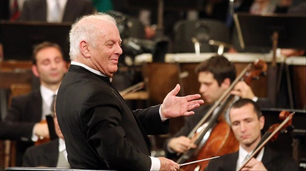 Daniel Barenboim dirige a la Orquesta Filarmónica de Viena en el Concierto de Año Nuevo, el 1 de enero.