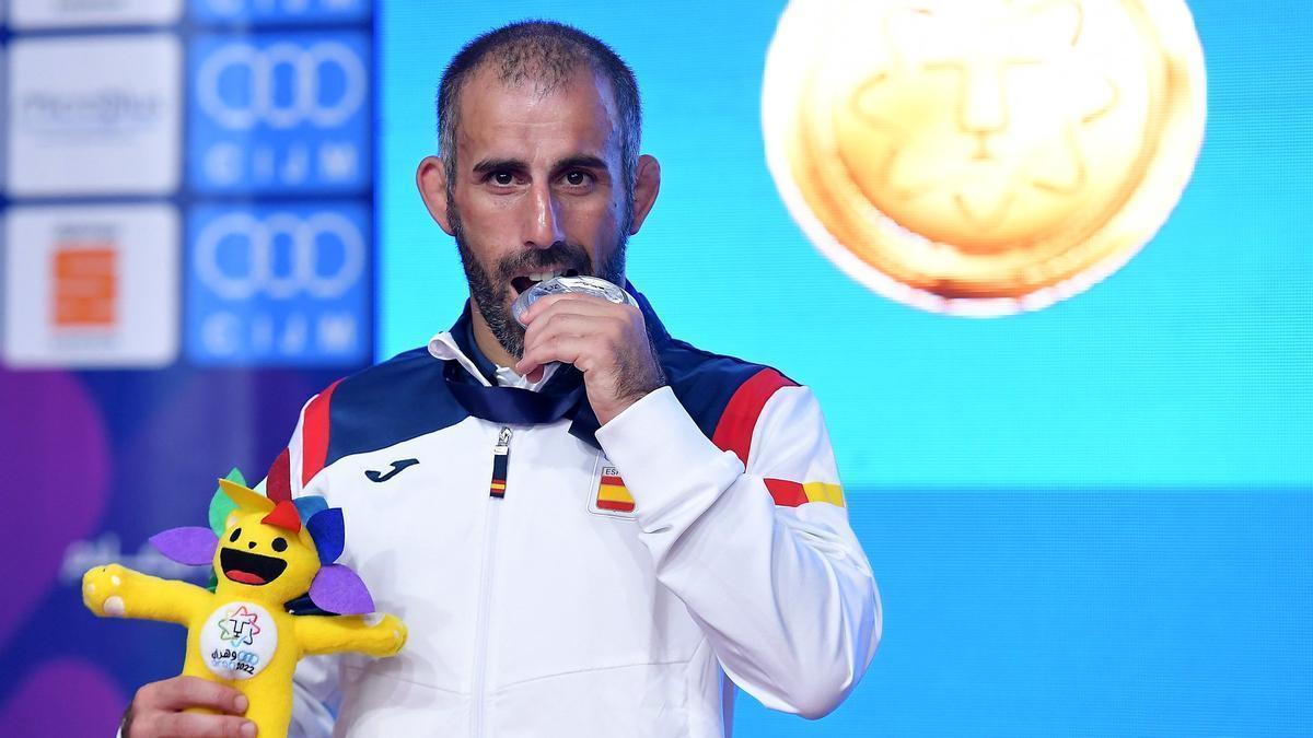 Levan Metreveli muerde su medalla de plata en los juegos del Mediterráneo