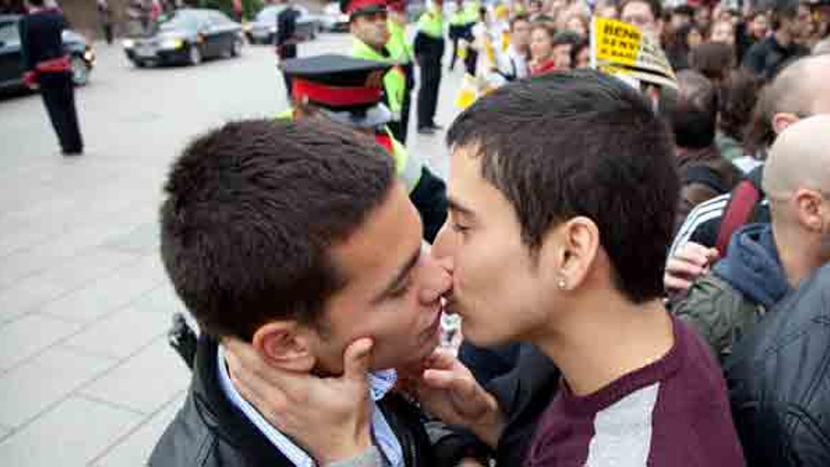 Beso gay contra la visita papal