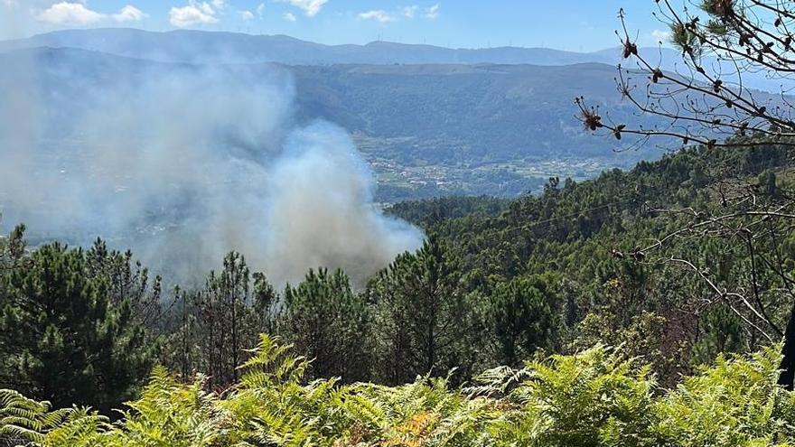 Controlado un incendio en Arbo que requirió medios aéreos