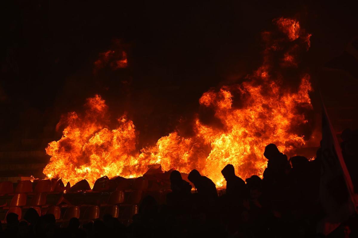 Los ultras del Partizan queman el estadio del Estrella Roja en el derbi de Belgrado