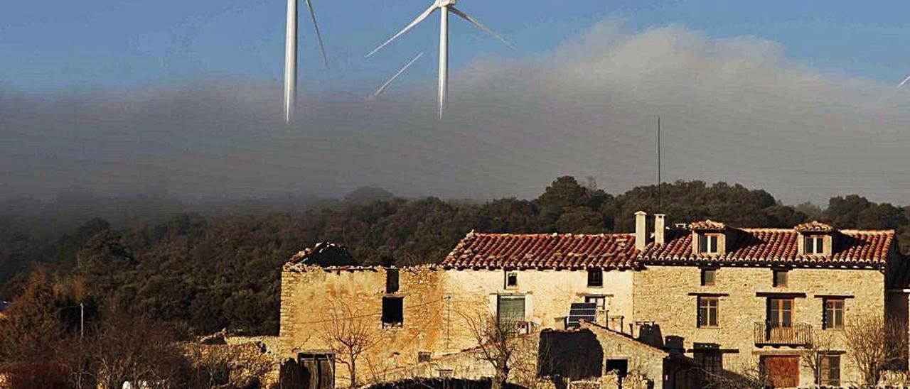 Una zona rural de Els Ports de Castelló con un parque eólico de fondo.