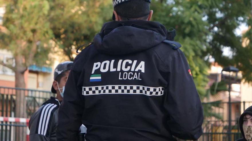 La Policía de Mijas auxilia a una niña de tres años que sufría convulsiones en la calle