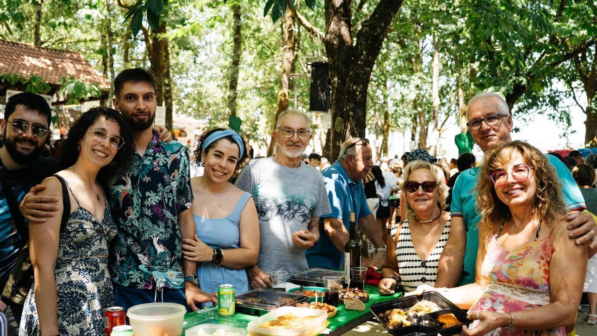 Un grupo de amigos disfruta de la Festa do Pemento en Arnoia.