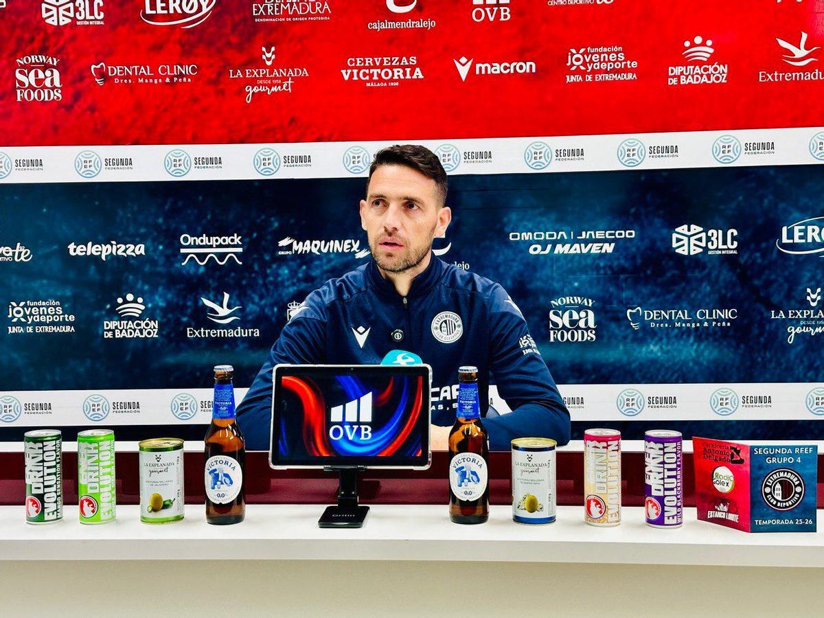 David Rocha, entrenador del Extremadura, en sala de prensa.