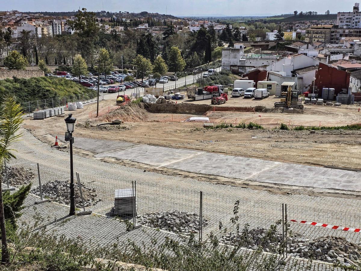 Vista desde los jardines de La Galera del estado de las obras en El Campillo de Badajoz.