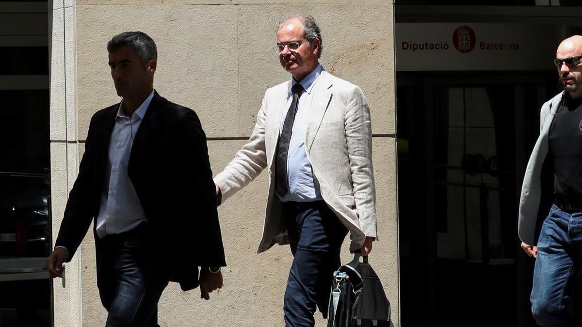 El magistrado Joaquín Aguirre saliendo de la Diputació de Barcelona, esta mañana.