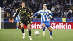Radovanovic pugna por un balón con Stoichkov en el duelo entre el Deportivo y el Real Zaragoza.