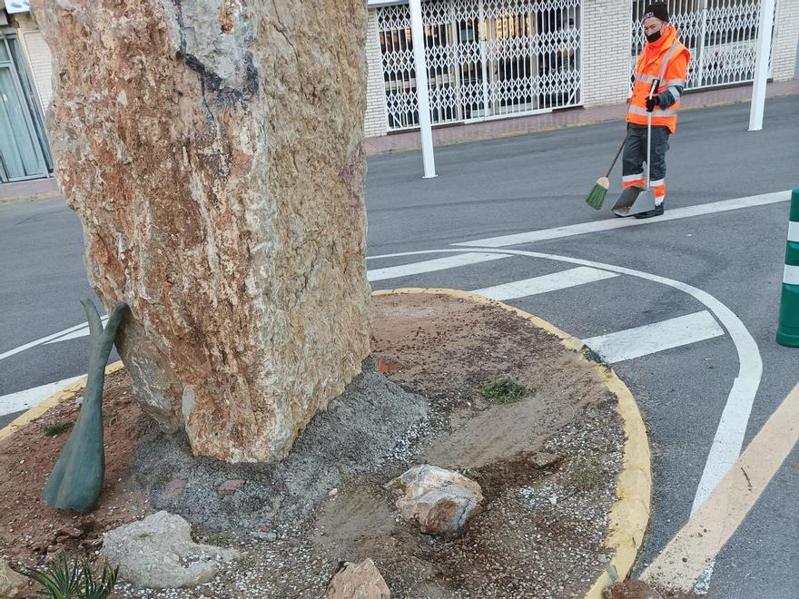 El suceso desató en un primer momento la indignación de los vecinos al creerse que la icónica estatua había sido víctima de un acto vandálico.