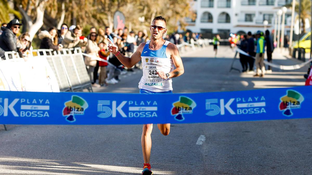 Imagen de archivo de Adrián Guirado en el 5K de Platja d'en Bossa de 2022.