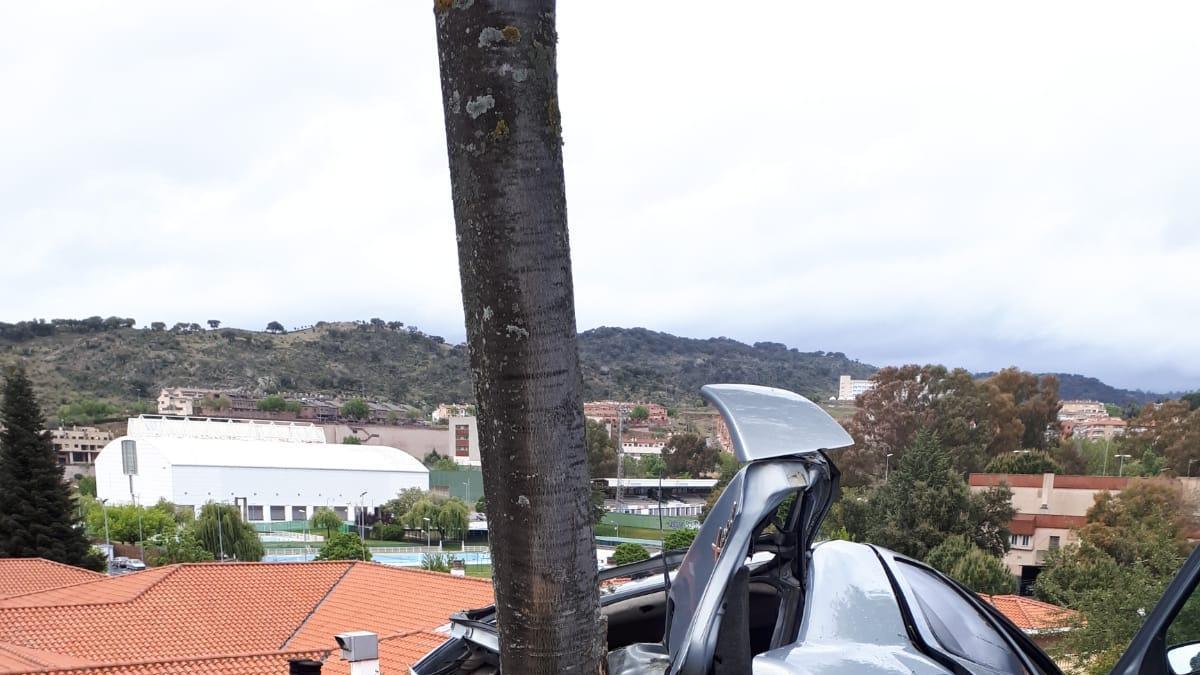 Un coche pierde el control en Plasencia y arrolla a una pareja que iba con su bebé de 13 meses en el carrito