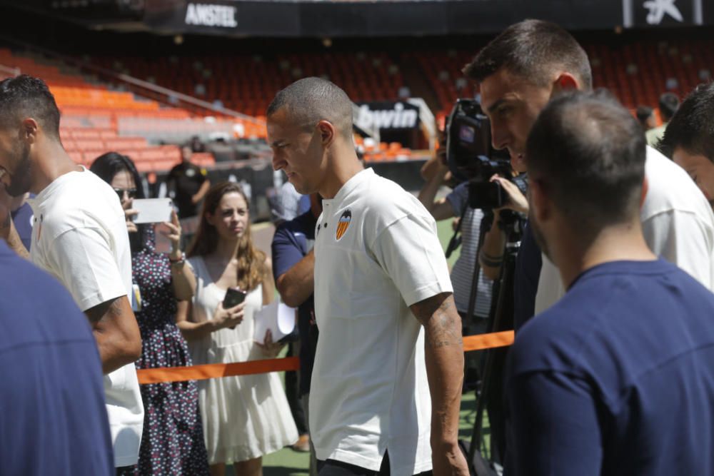 El rey Felipe VI felicita a la plantilla del Valencia CF por conseguir la Copa