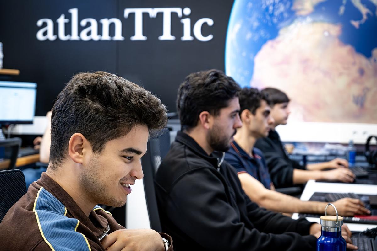 Operadores de satélites del Grupo de Tecnología Aeroespacial en la estación de seguimiento.