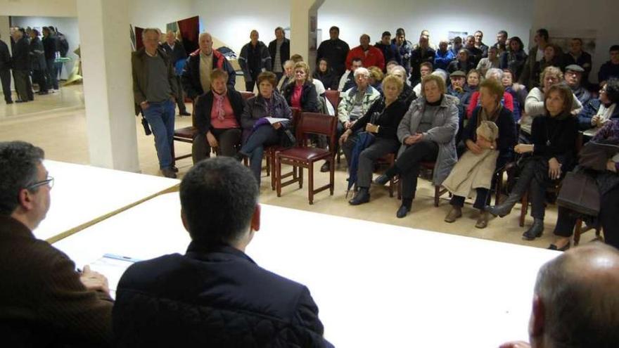 El alcalde Javier Bas, a la izquierda, durante una reunión con los vecinos de Chapela. // FdV