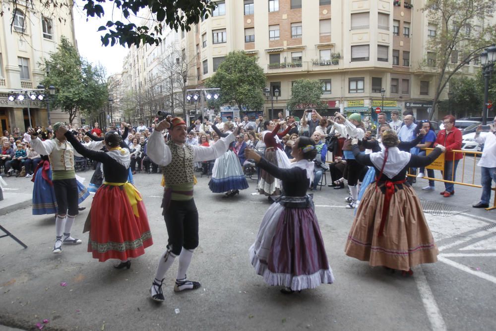 Muestra de folclore popular en el altar vicentino del Ángel Custodio.