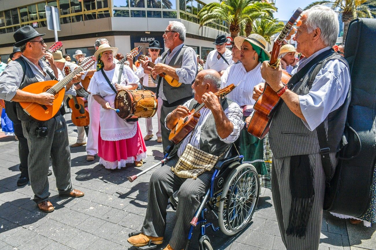 Una romería con bikini en Las Palmas de Gran Canaria