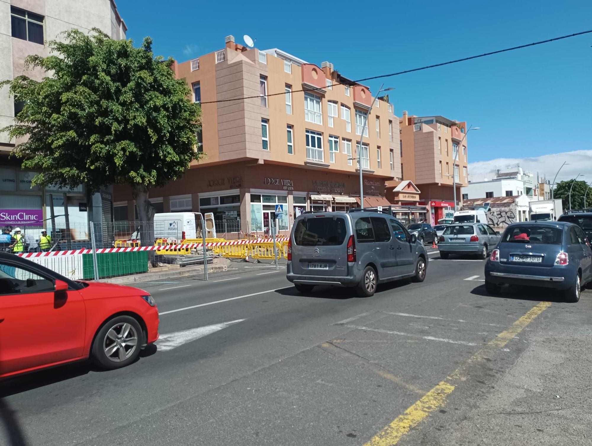 Los vecinos  desalojados del edificio de Vecindario entran por primera vez solo para recoger lo básico