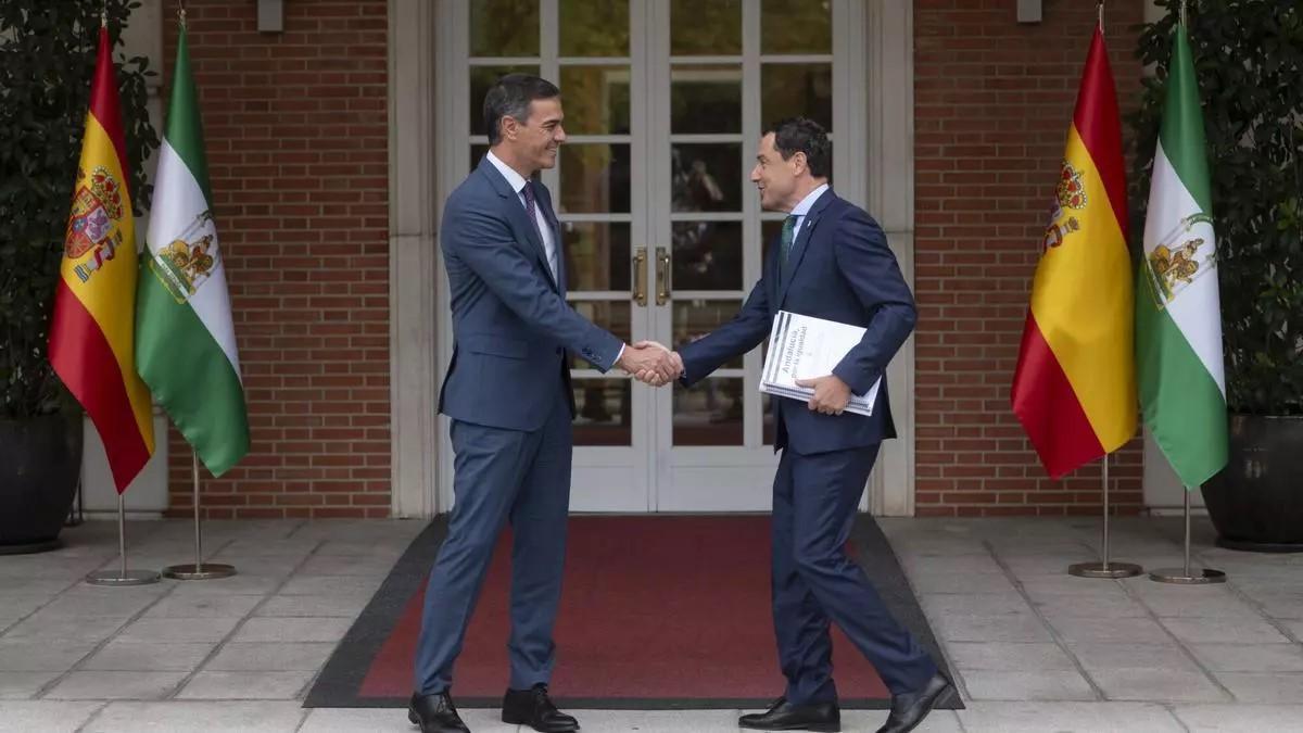 El presidente del Gobierno, Pedro Sánchez, saluda al presidente de la Junta de Andalucía, Juan Manuel Moreno, en una visita a Moncloa