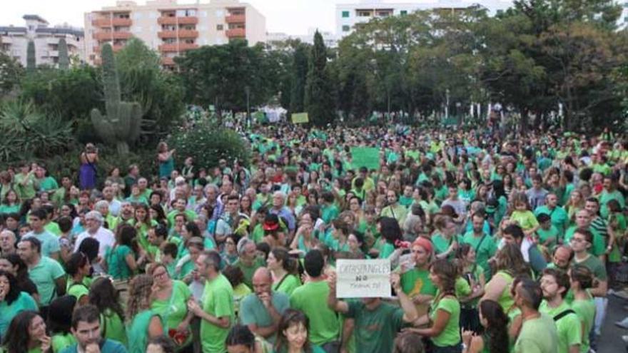 El parque de la Paz durante la multitudinaria manifestación contra la política educativa del Govern del 30 de septiembre: 6.000 personas recorrieron las calles de Eivissa.