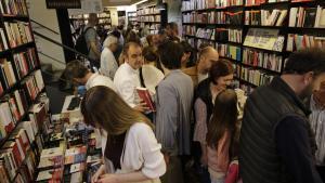 No sólo las calles, también las librerías de Barcelona se llenan en Sant Jordi