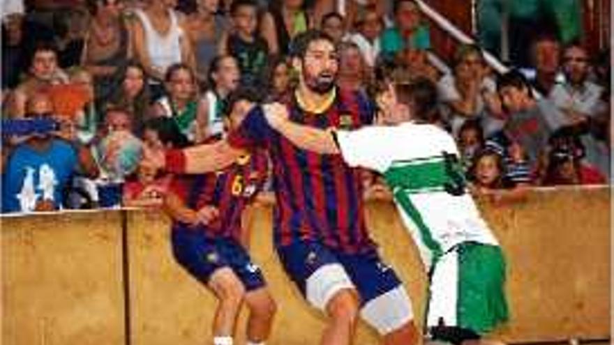 Reixach defensant Karabatic en el partit contra el Barça de l&#039;estiu.