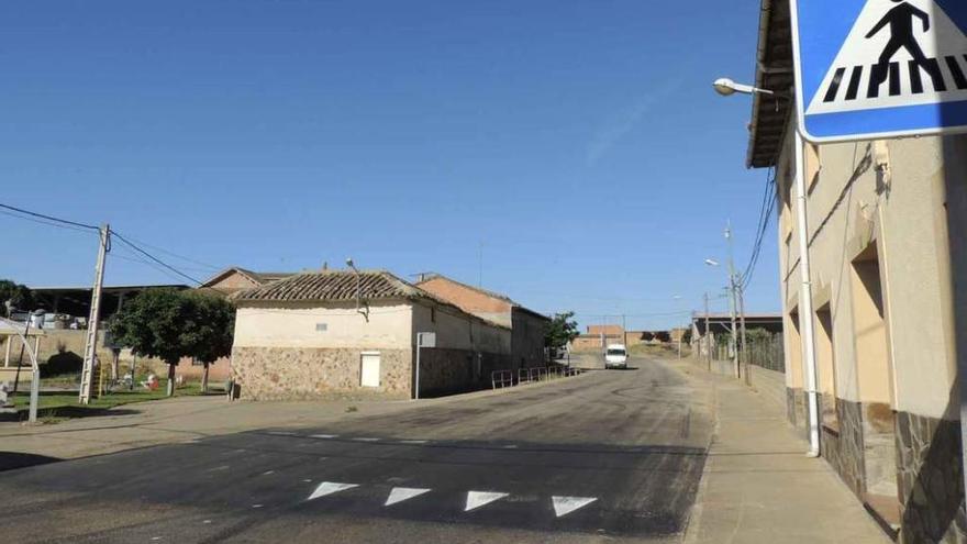 Trabajos de construcción de uno de los resaltes en la avenida la Purísima de Pobladura.