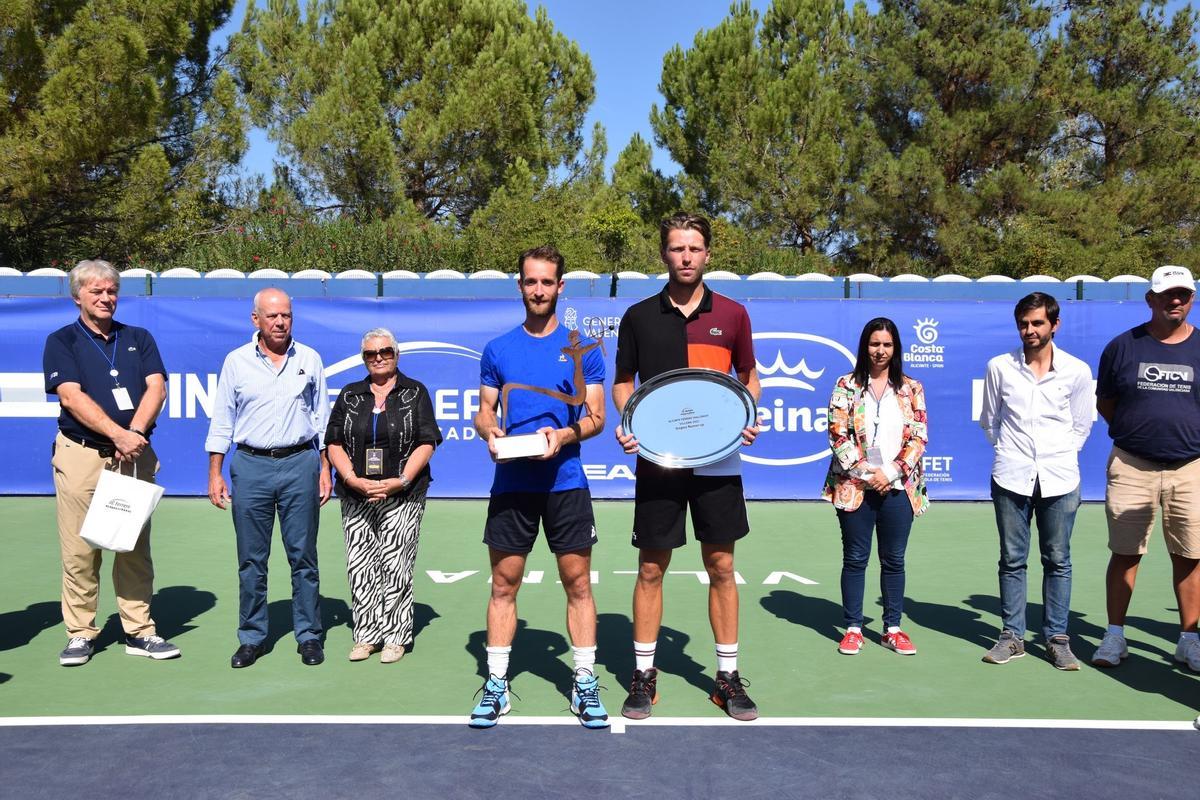 Campeón y finalista junto a autoridades en la Ferrero Tennis Academy de Villena, Alicante