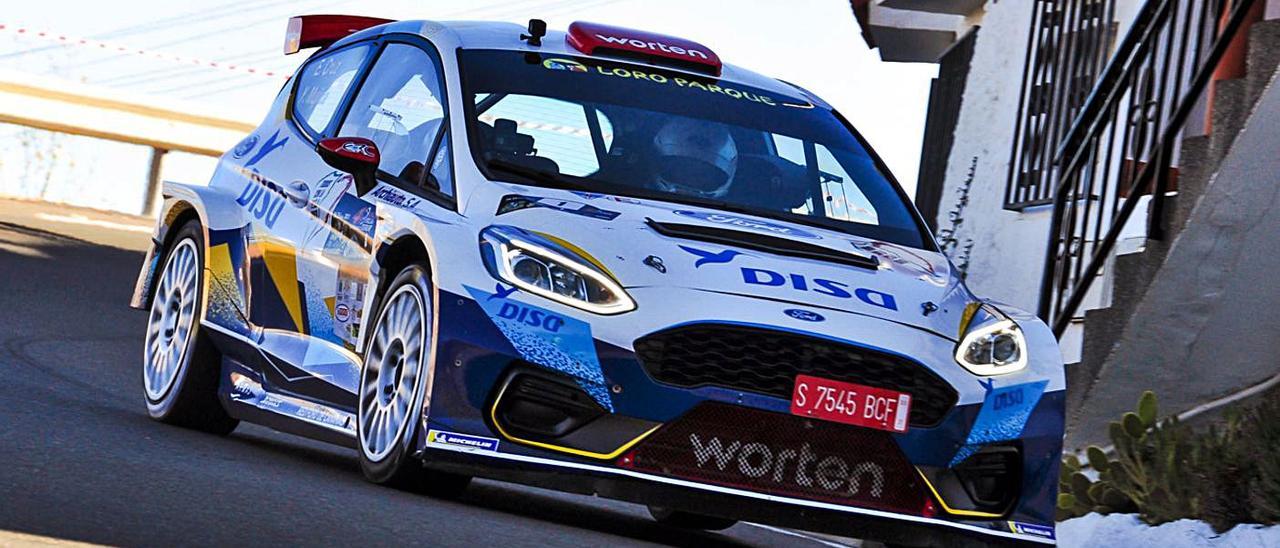 Enrique Cruz y Yeray Mujica, con el Ford Fiesta Rall2, ayer durante el tramo Lanzarote-Artenara. | | MOTORACTUALIDAD.ES