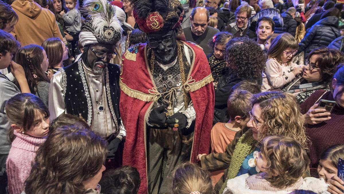 El Patge Faruk saluda els infants d'Igualada