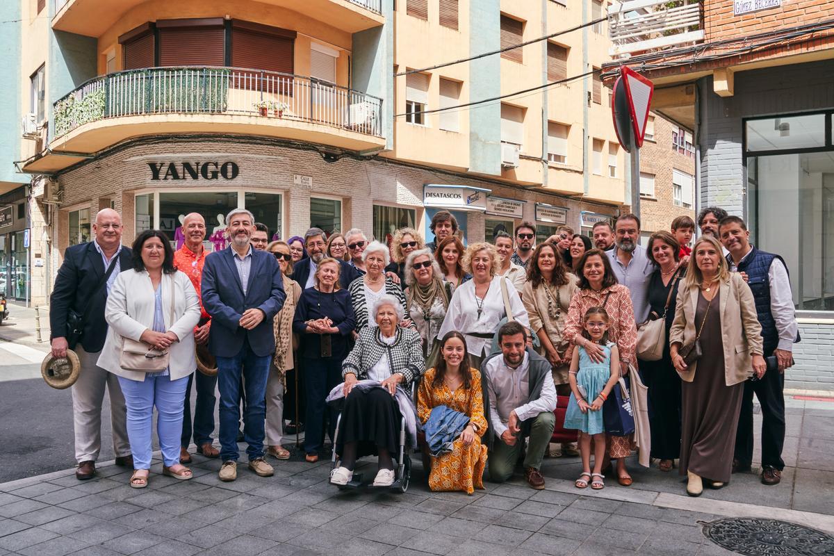 La familia de Eladia Montesino-Espartero Averly, este domingo, en la calle a la que da nombre.