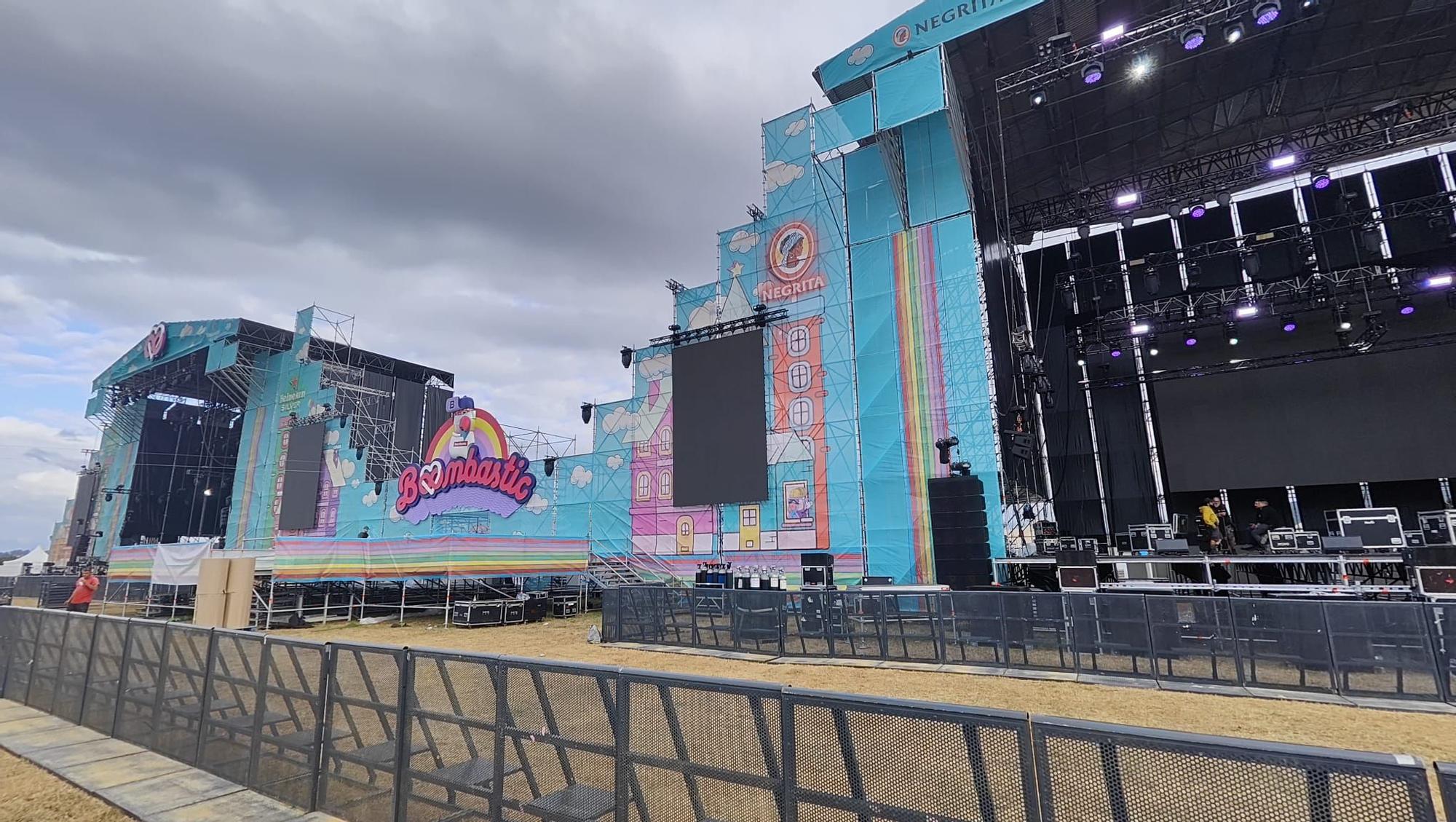 Listos los escenarios gigantes, ya montados: así se ve la zona principal de conciertos y el parque de atracciones con la noria
