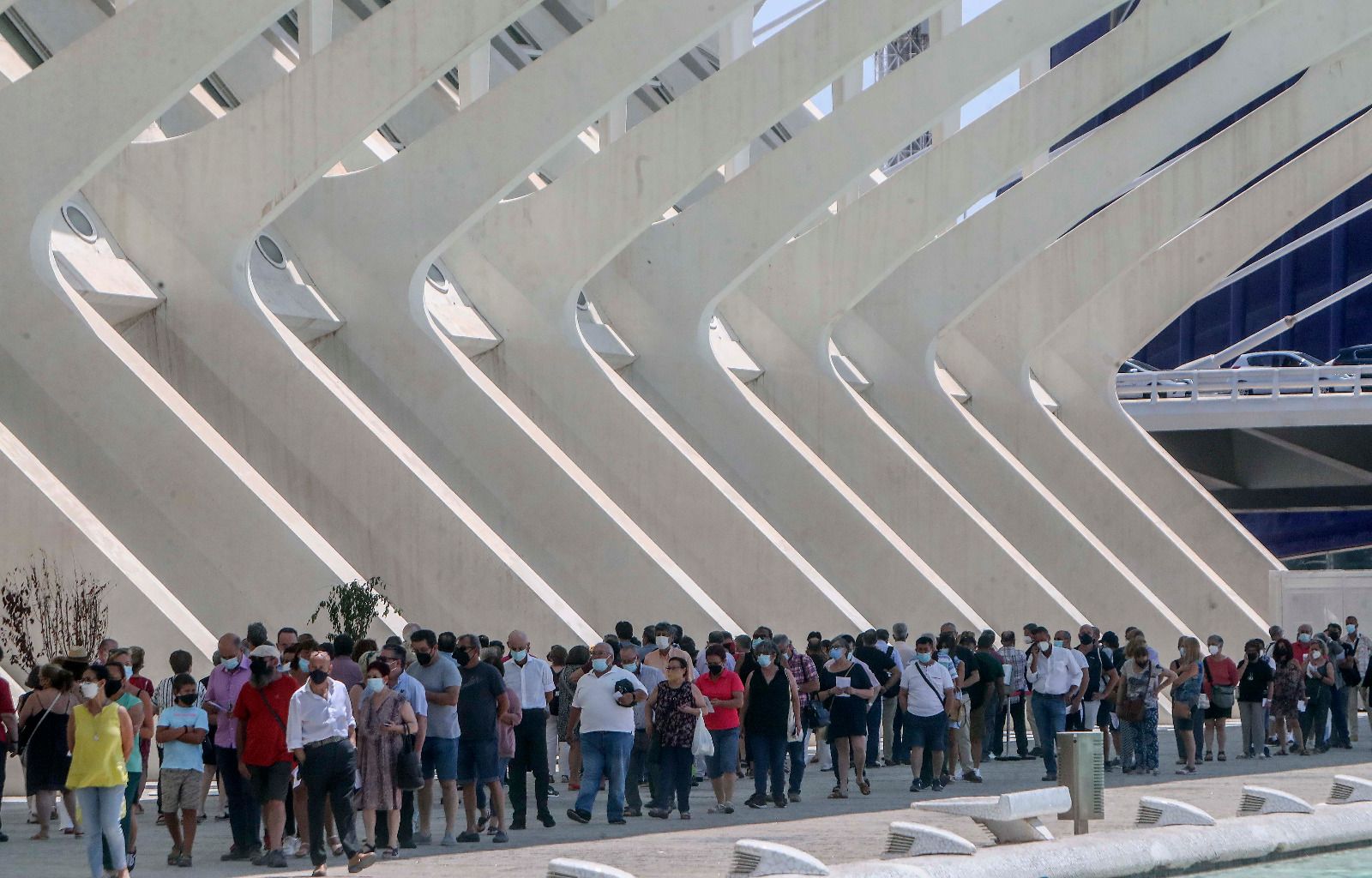 Grandes colas en el vacunódromo de la Ciutat de les Arts i les Ciències