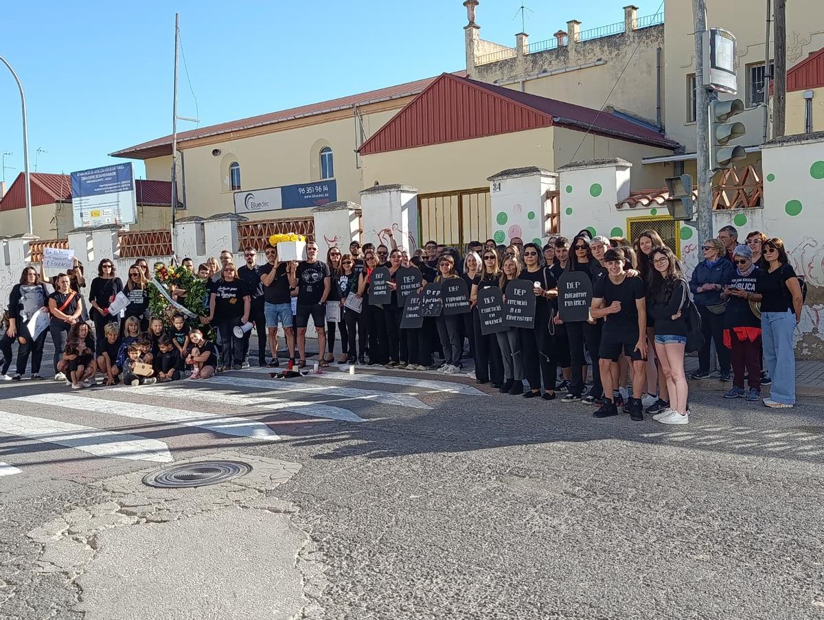 Participantes en el "entierro" de la educación pública en Castelló,
