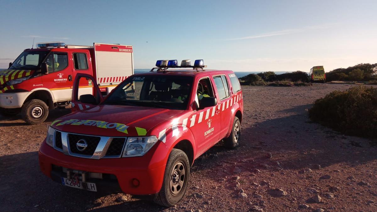 El Grupo de Rescate Vertical (GRV) de los Bomberos del Consell, hoy, después de rescatar al pescador.